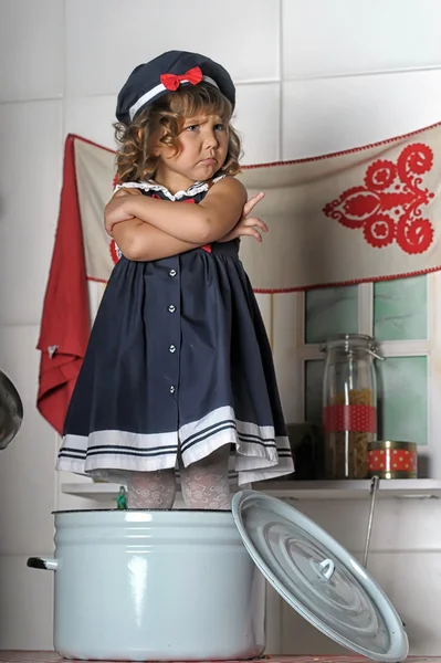 Ritratto di una bambina in cucina — Foto Stock