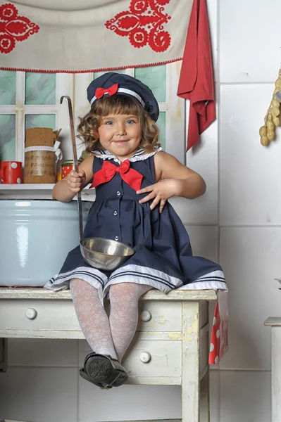 Portrait of a little girl in the kitchen — Stock Photo, Image