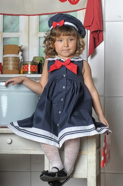 Portrait of a little girl in the kitchen — Stock Photo, Image