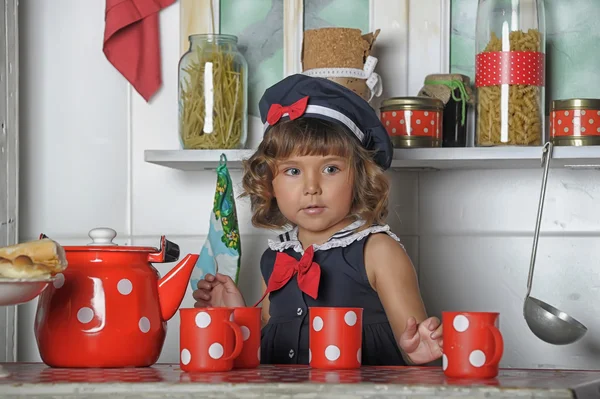 Retrato de una niña en la cocina —  Fotos de Stock