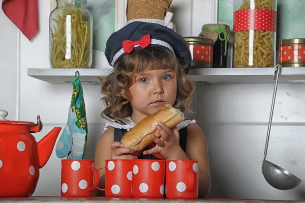 Little girl in a beret and with a pie in hand — Stock Photo, Image