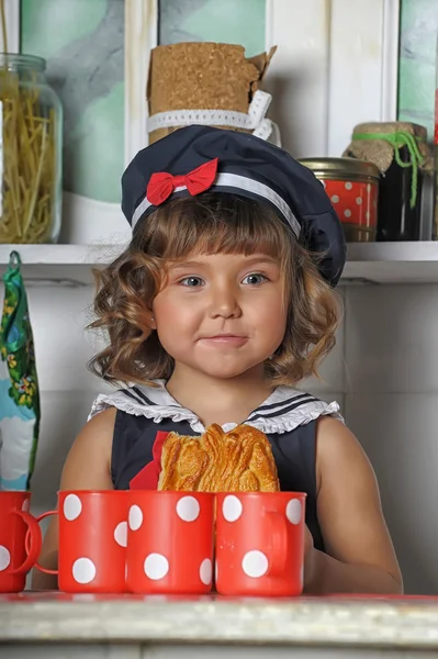 Little girl in a beret and with a pie in hand — Stock Photo, Image