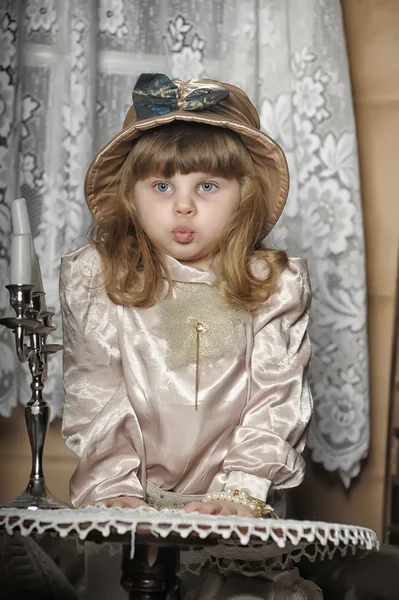 Menina em um quarto vintage — Fotografia de Stock