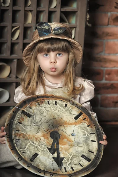 Menina em um quarto vintage — Fotografia de Stock