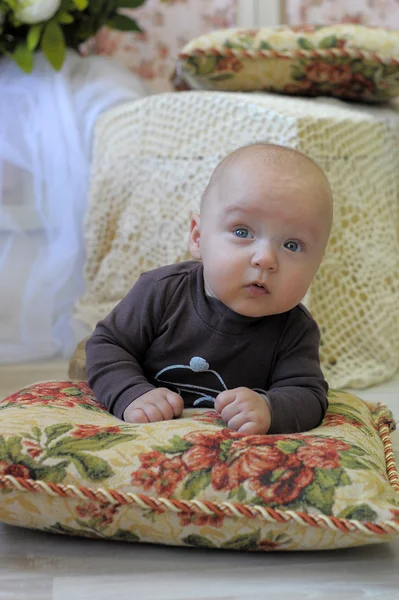 Baby på en kudde — Stockfoto