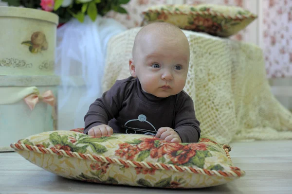 Baby op een kussen — Stockfoto