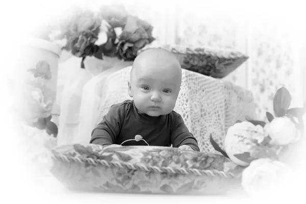 Baby på en kudde — Stockfoto