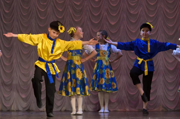 Grupo de dança infantil — Fotografia de Stock