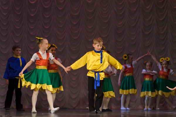 Grupo de dança infantil — Fotografia de Stock