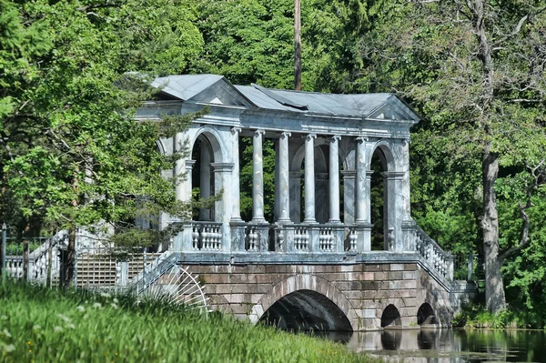 Tsarskoye selo paladiyev (marbre) pont dans le parc catherine — Photo