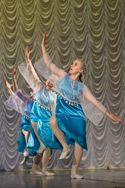 A folklore dancing group — Stock Photo, Image