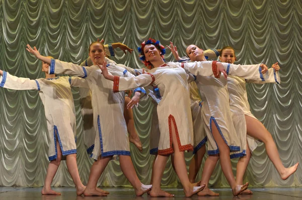 Un gruppo di danza folcloristica — Foto Stock