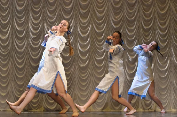 A folklore dancing group — Stock Photo, Image