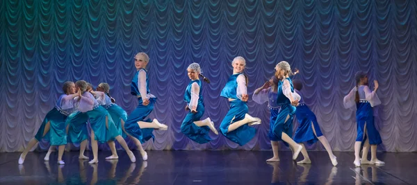 Танцювальна група фольклору — стокове фото