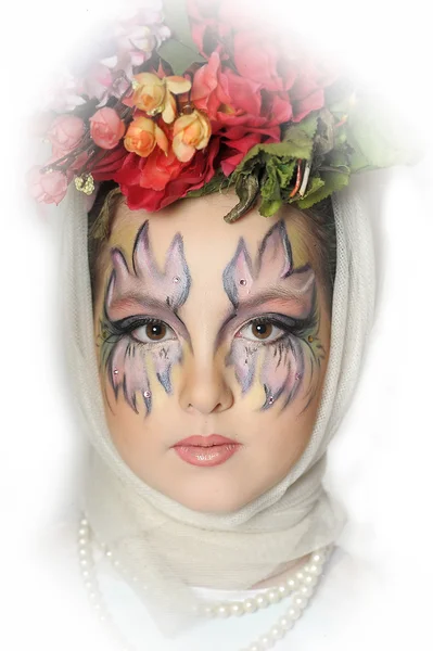 Retrato de uma menina bonita com flores na cabeça — Fotografia de Stock