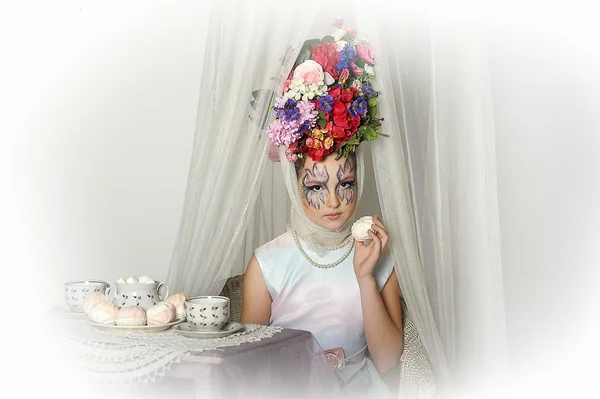 티 파티 하는 동안 그녀의 머리에 꽃과 소녀 — 스톡 사진