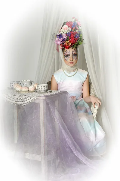 Chica con flores en la cabeza durante una fiesta de té — Foto de Stock