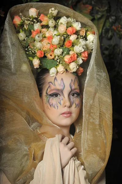 Szép nő, egy a fején virágokkal — Stock Fotó