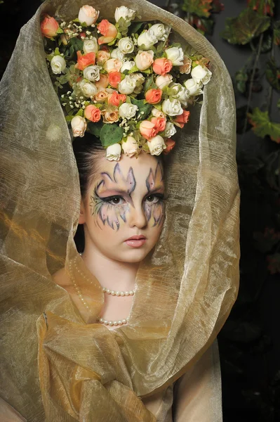 Krásná žena s květinami na hlavu — Stock fotografie
