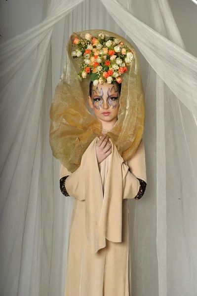 Wanita cantik dengan bunga di kepalanya — Stok Foto