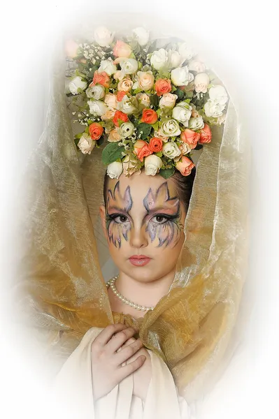 可爱的女人，在她头上的花 — 图库照片