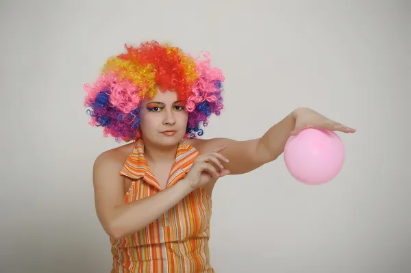 Mädchen mit Luftballons in einer farbigen Perücke — Stockfoto
