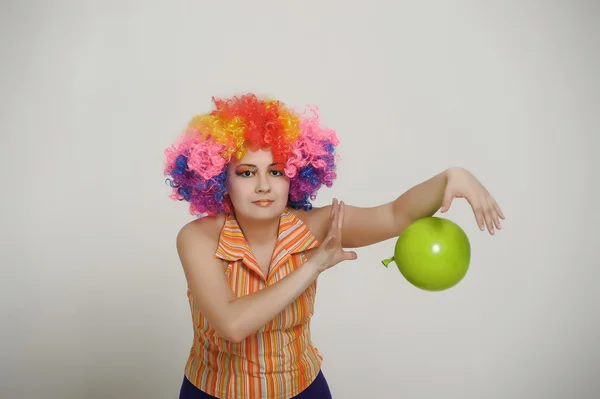 Meisje met ballonnen in een gekleurde pruik — Stockfoto