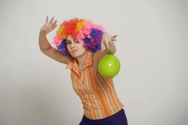 Dziewczyna z balonami w kolorowe peruki — Zdjęcie stockowe