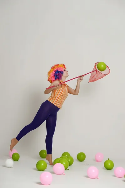 Chica con globos en una peluca de color —  Fotos de Stock