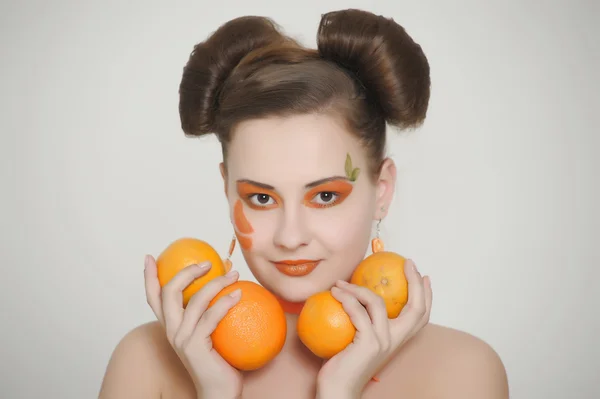 Belle fille avec des oranges — Photo