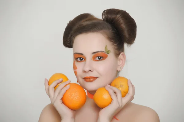 Schönes Mädchen mit Orangen — Stockfoto