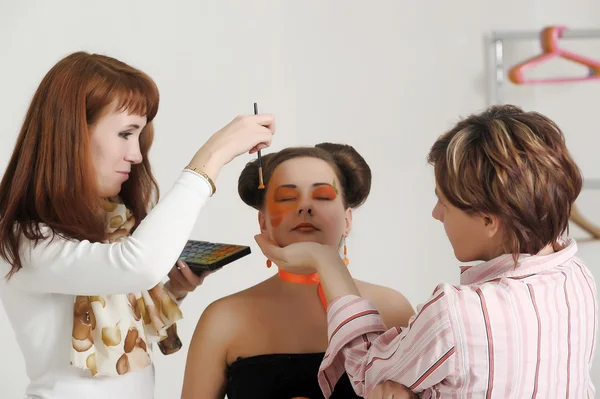 Makeup artists prepare the model for a photo shoot — Stock Photo, Image
