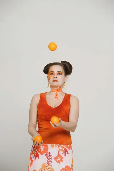 Meisje in een oranje jurk — Stockfoto