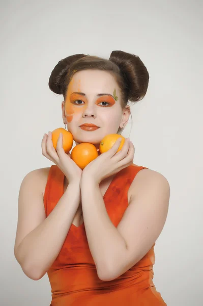 Mädchen im orangefarbenen Kleid — Stockfoto