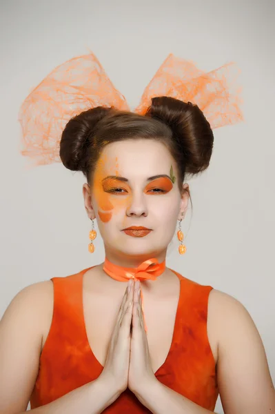 Menina em um vestido laranja — Fotografia de Stock