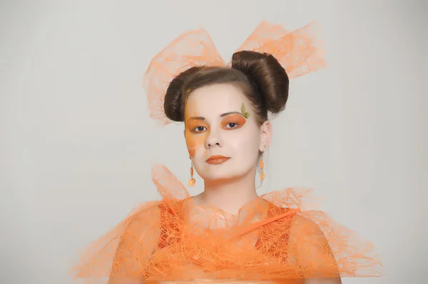 Menina em um vestido laranja — Fotografia de Stock