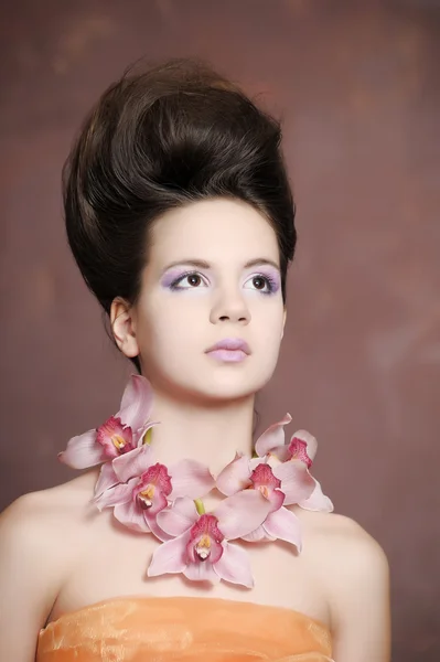 Portrét okouzlující dívka s orchidejemi — Stock fotografie