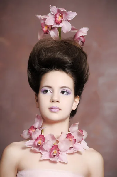 Portrait de charmante fille avec des orchidées — Photo