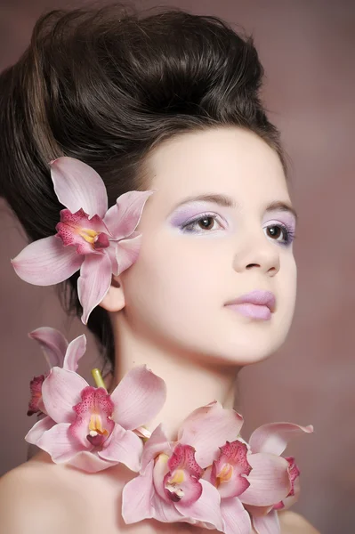 Portrait de charmante fille avec des orchidées — Photo