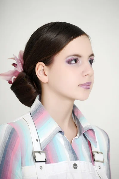 Ritratto di ragazza con un fiore tra i capelli — Foto Stock