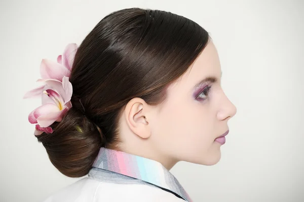 Portrait d'une fille avec une fleur dans les cheveux — Photo