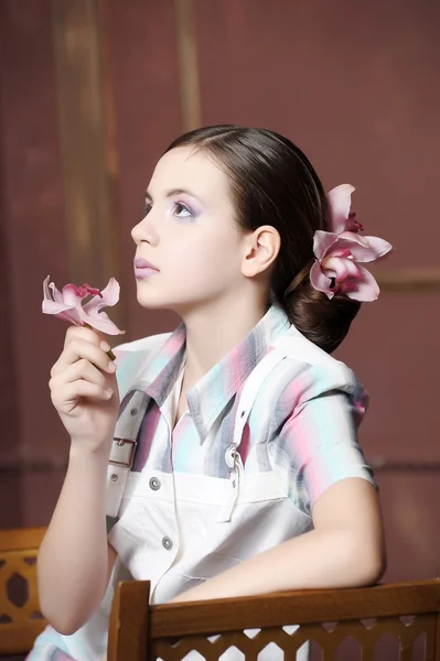 Ročník portrét dívky s orchidej — Stock fotografie