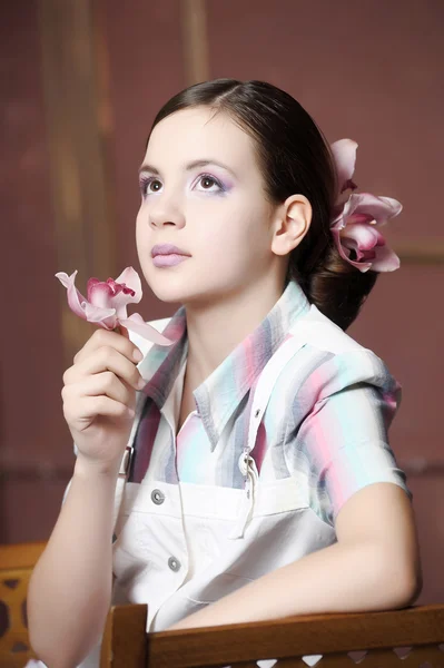 Retrato vintage de uma menina com uma orquídea — Fotografia de Stock