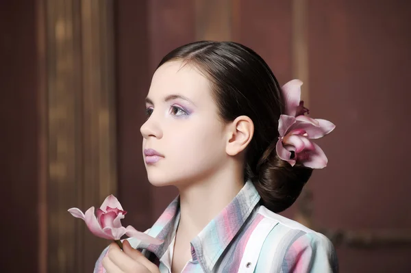 Vintage bir orkide olan bir kız portresi — Stok fotoğraf