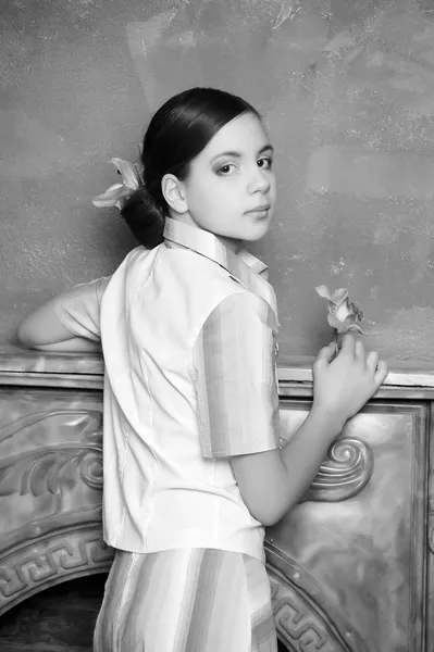 Vintage retrato de uma menina perto da lareira — Fotografia de Stock