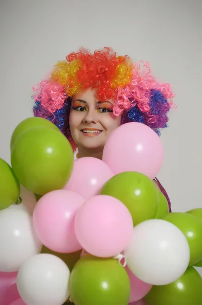 Девушка с воздушными шарами в цветном парике — стоковое фото