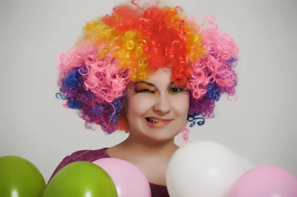 Fille avec des ballons dans une perruque colorée — Photo