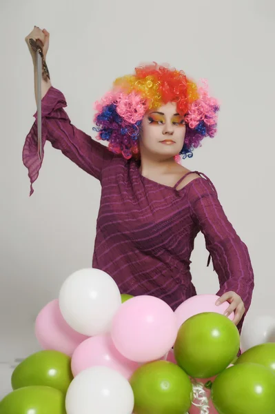 Menina com balões em uma peruca colorida — Fotografia de Stock