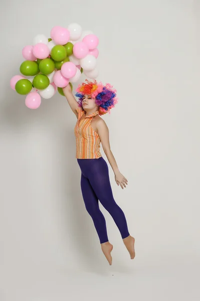 Lány léggömbökkel a színes paróka — Stock Fotó