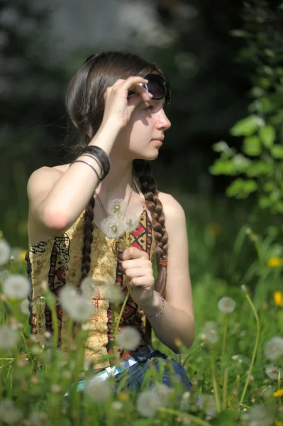 Ung flicka gå på gräsmattan — Stockfoto